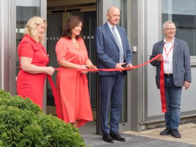 Showroom-Eröffnung mit Banddurchschnitt, Věra Hasová, stellvertretende Bürgermeisterin Lenka Dražilová, Bürgermeister Jiří Crha, Miroslav Hasa